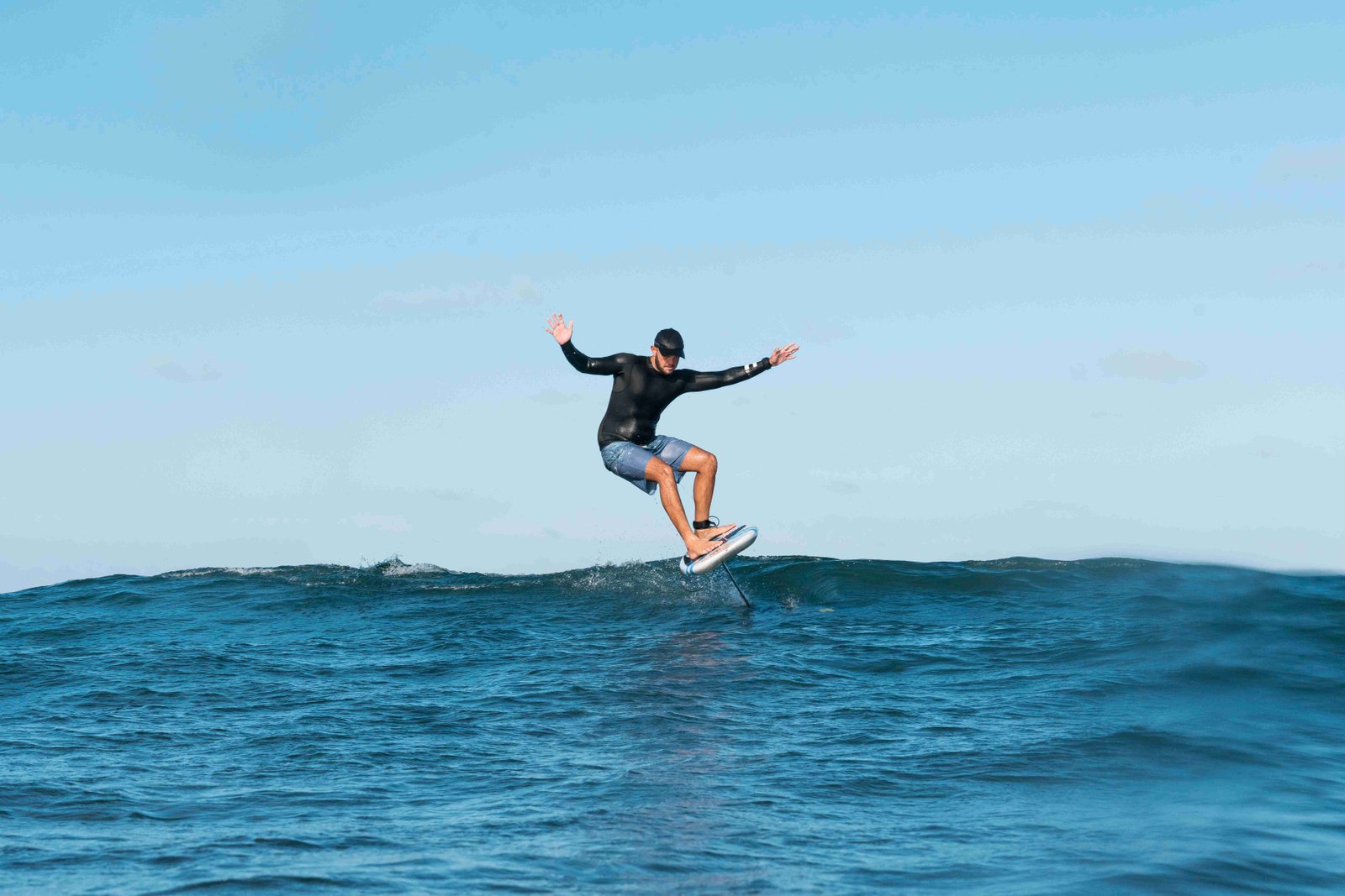 compressed_sporty-man-surfing-hawaii