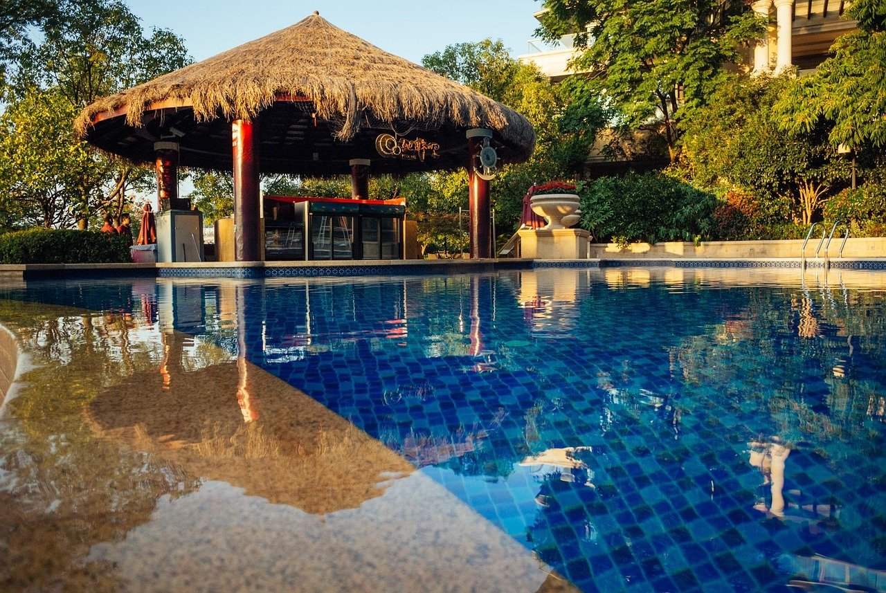 swimming-pool-953286_1280